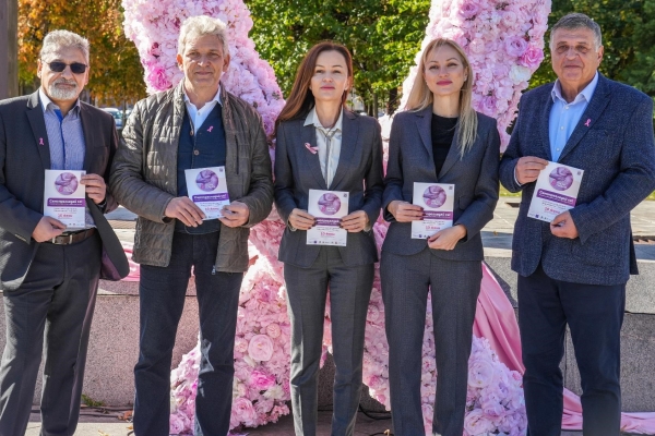 Розова арт инсталация 59